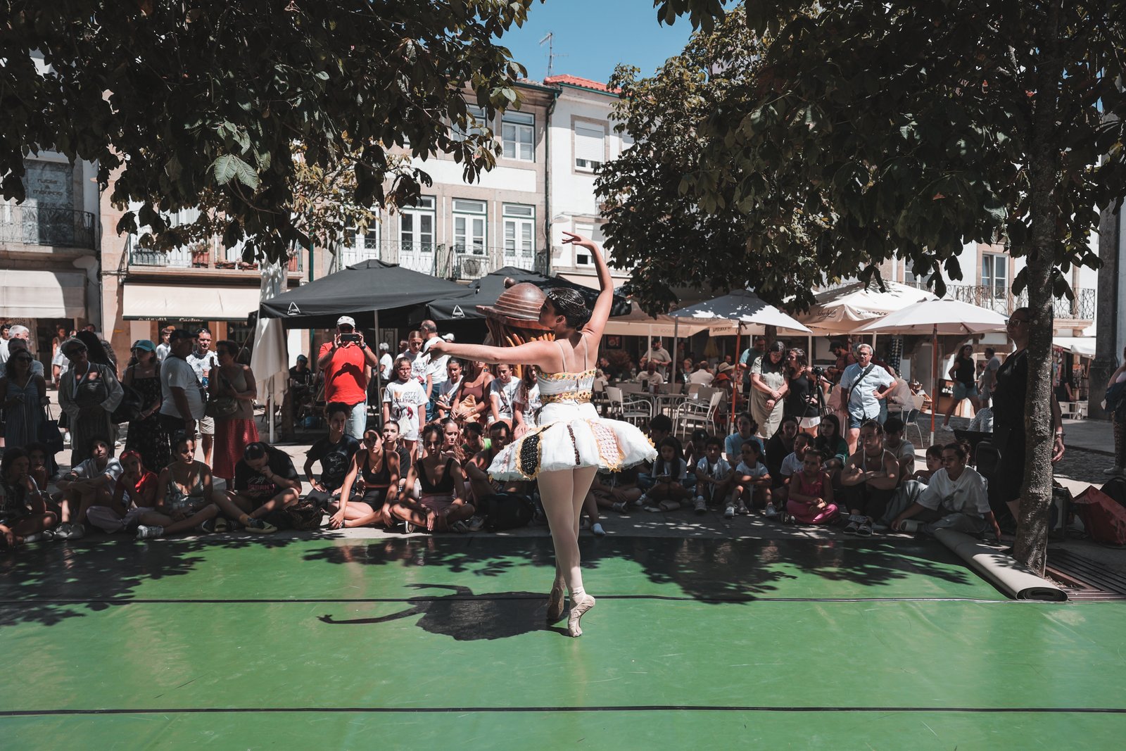 Bailarina apresenta-se ao ar livre para a comunidade
